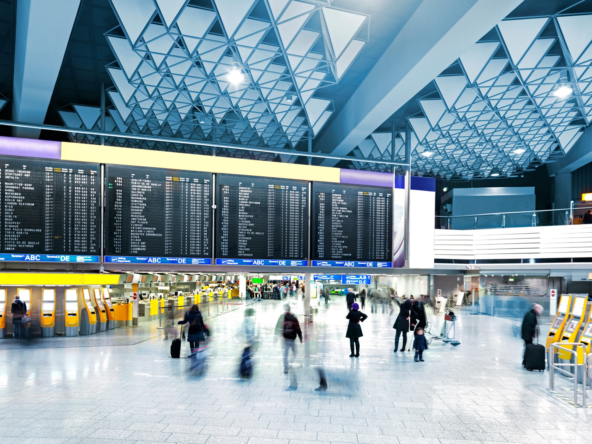 Abflughalle am Flughafen Frankfurt mit Anzeigetafel und Check-in-Schaltern – Aviation Security und Luftsicherheit am Frankfurt Airport