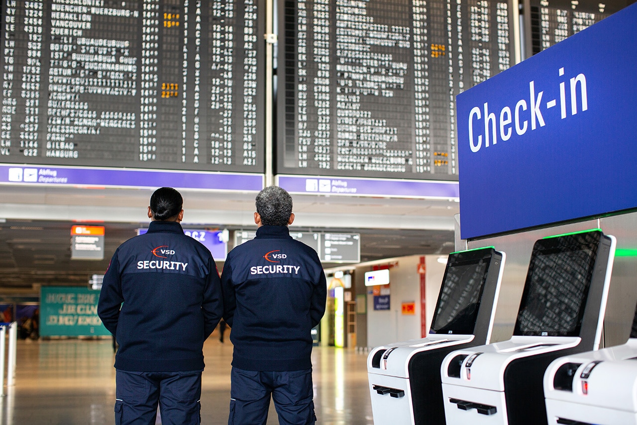 VSD Victory Sicherheitsdienste GmbH – zwei Security-Mitarbeiter beim Aviation Security Service im Check-in-Bereich des Frankfurter Flughafens