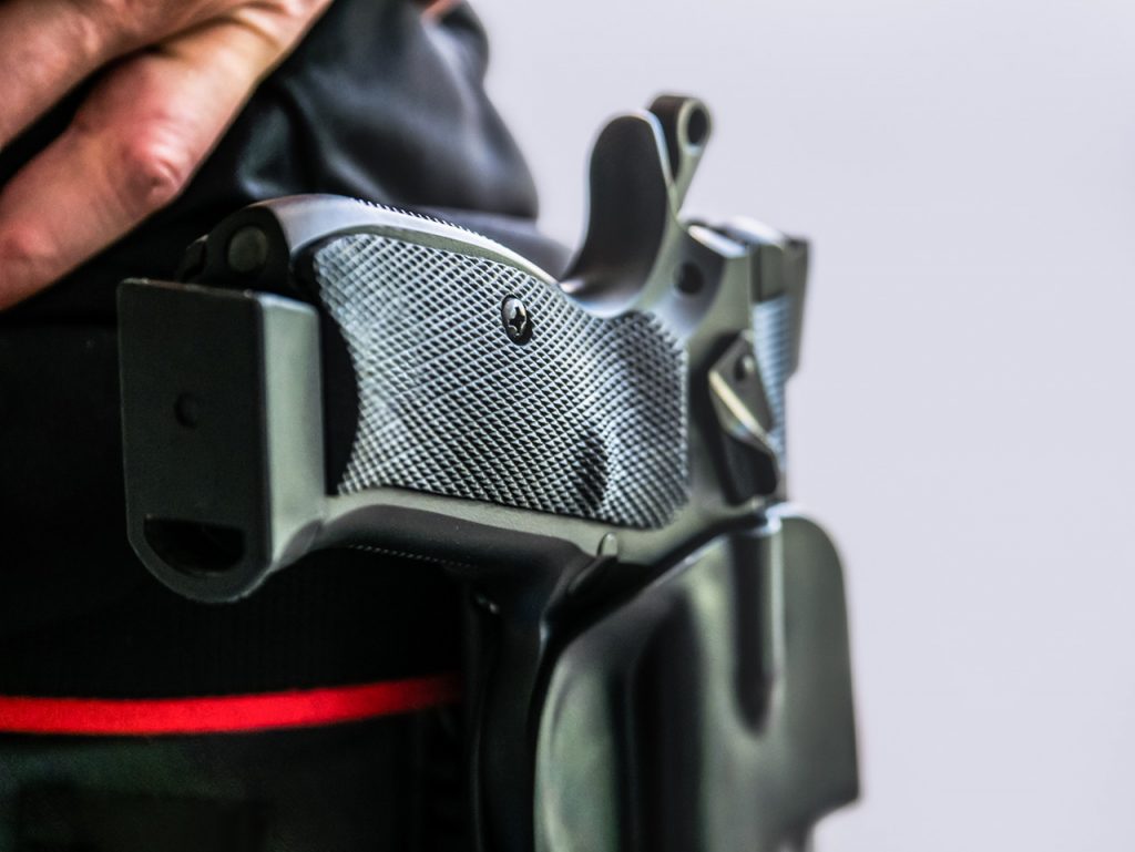 Dienstwaffe im Holster eines Sicherheitsmitarbeiters – bewaffneter Sicherheitsdienst gemäß §28 WaffG