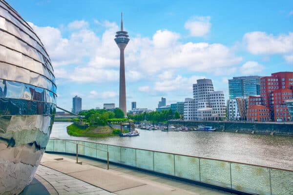Blick auf den Medienhafen Düsseldorf mit Rheinturm und Gehry-Bauten – Standort des VSD Sicherheitsdienstes