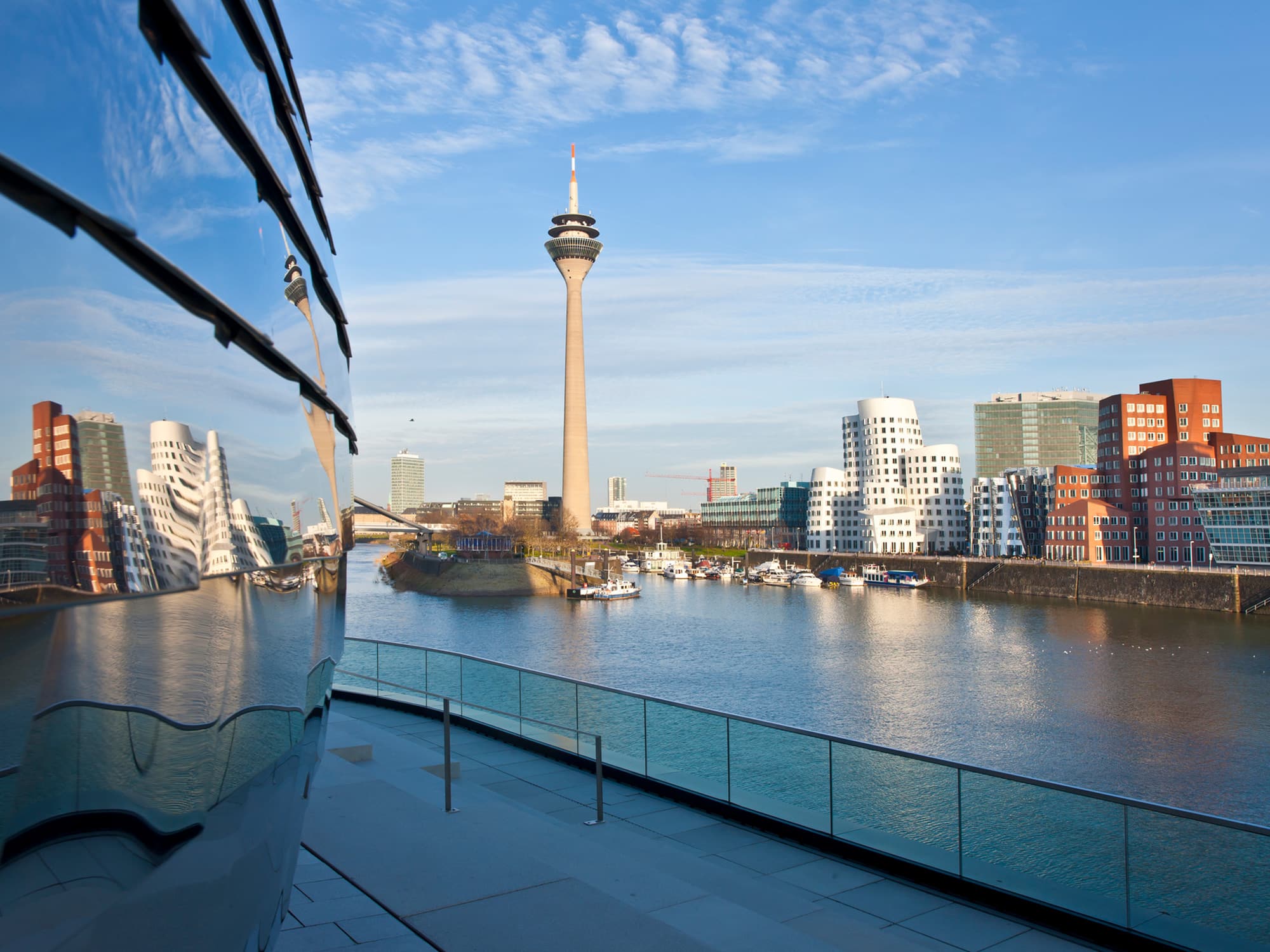 Medienhafen Düsseldorf mit Rheinturm und Neuer Zollhof – Sicherheitsdienst Düsseldorf im Wirtschaftszentrum NRW