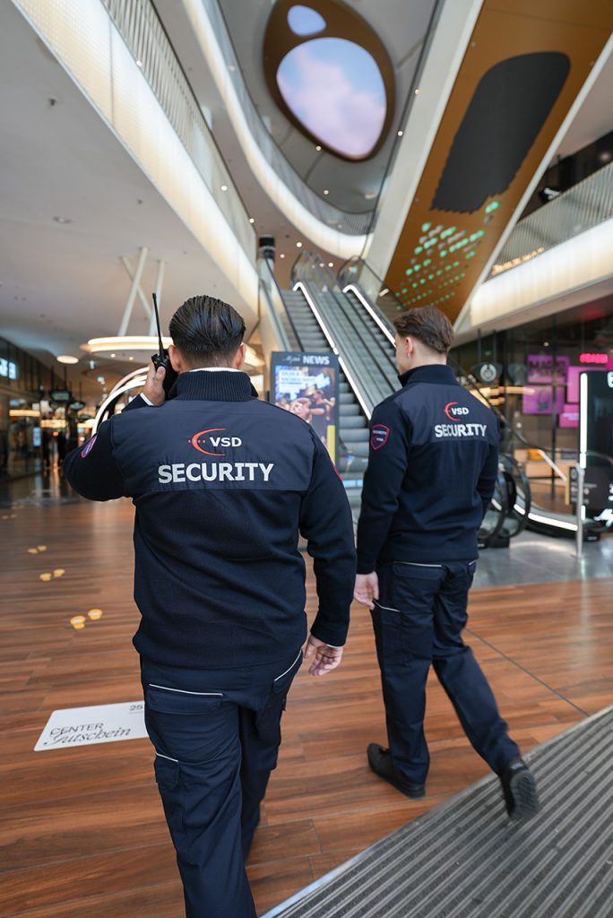 Zwei VSD Security-Mitarbeiter bei der Streife im Shopping-Center – Einzelhandelssicherheit und Centersicherheit durch regelmäßige Kontrollgänge