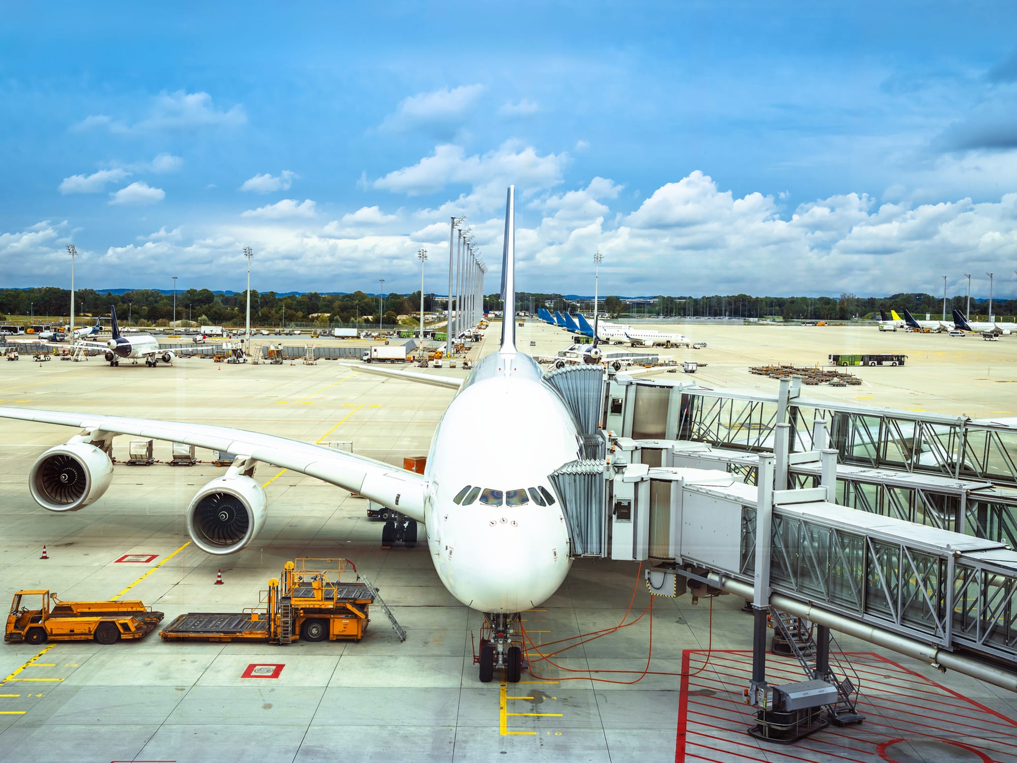 Großraumflugzeug am Gate mit Fluggastbrücke – Aviation Security und Luftsicherheit am Flughafen München