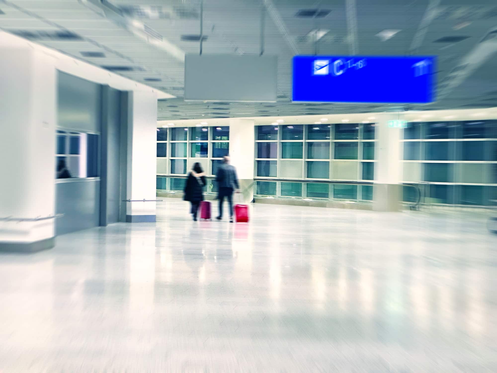 Reisende mit Gepäck im Terminal des Flughafen Frankfurt – Passagiersicherheit und Aviation Security am Frankfurt Airport