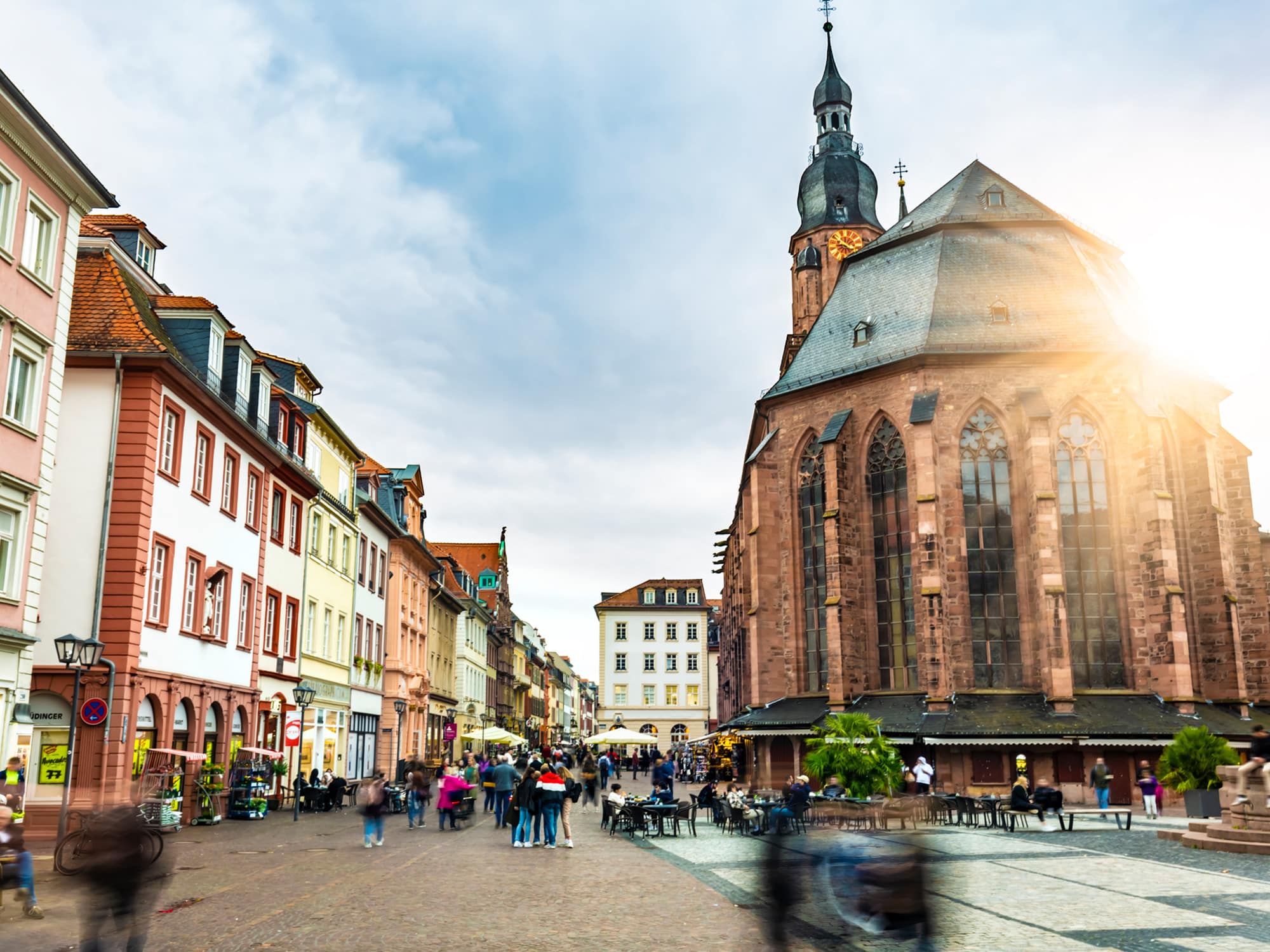 Heidelberger Hauptstraße mit Heiliggeistkirche und belebter Fußgängerzone – Sicherheitsdienst Heidelberg in der Altstadt