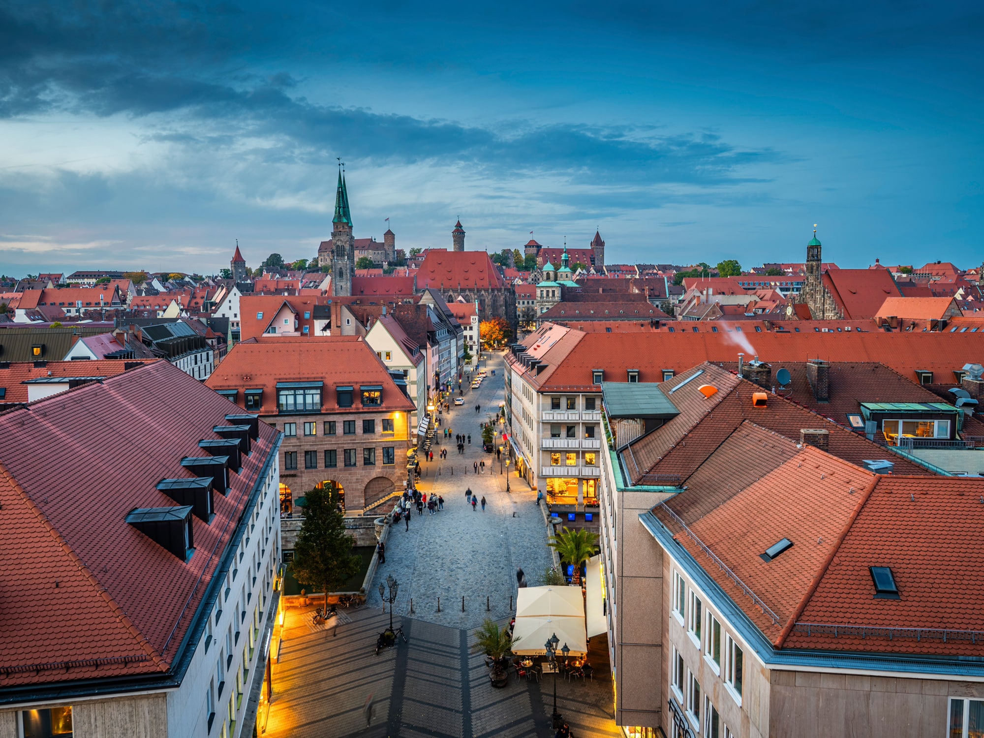 Abendliche Luftaufnahme der Nürnberger Altstadt mit Fußgängerzone und Kaiserburg – Sicherheitsdienst Nürnberg im Stadtzentrum