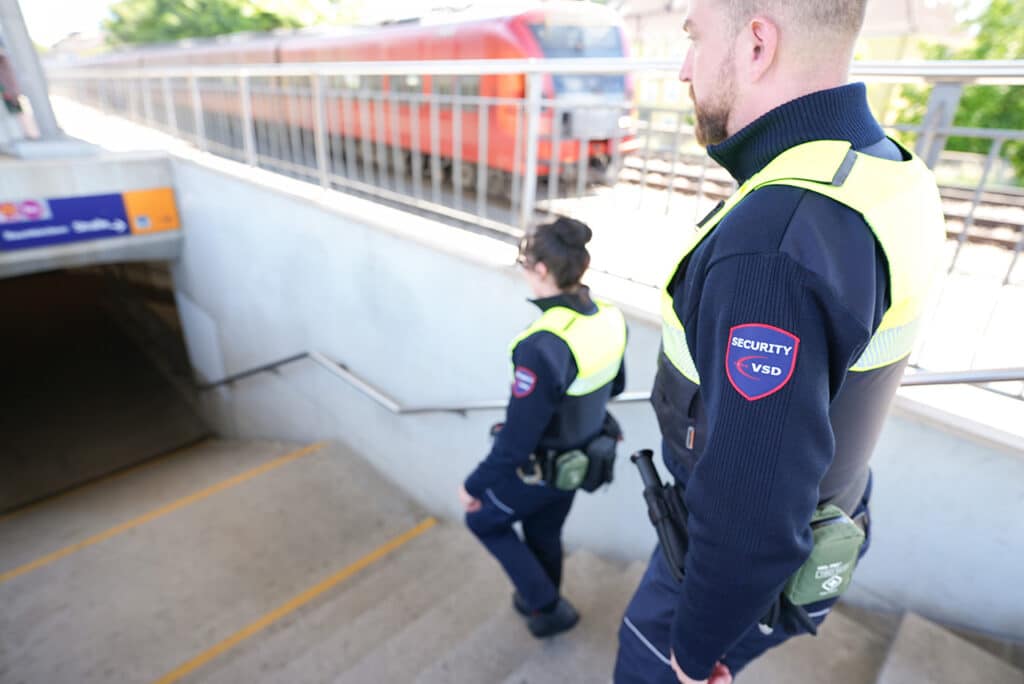 VSD Security-Mitarbeiter mit Warnweste beim ÖPNV-Schutz an einer Bahnstrecke