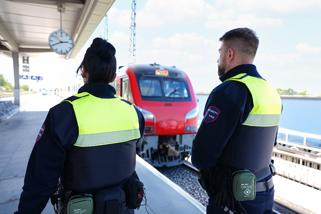 VSD Security-Team im ÖPNV-Einsatz auf einem Bahnsteig – Bahnhofssicherheit mit zwei Mitarbeitern in Warnwesten
