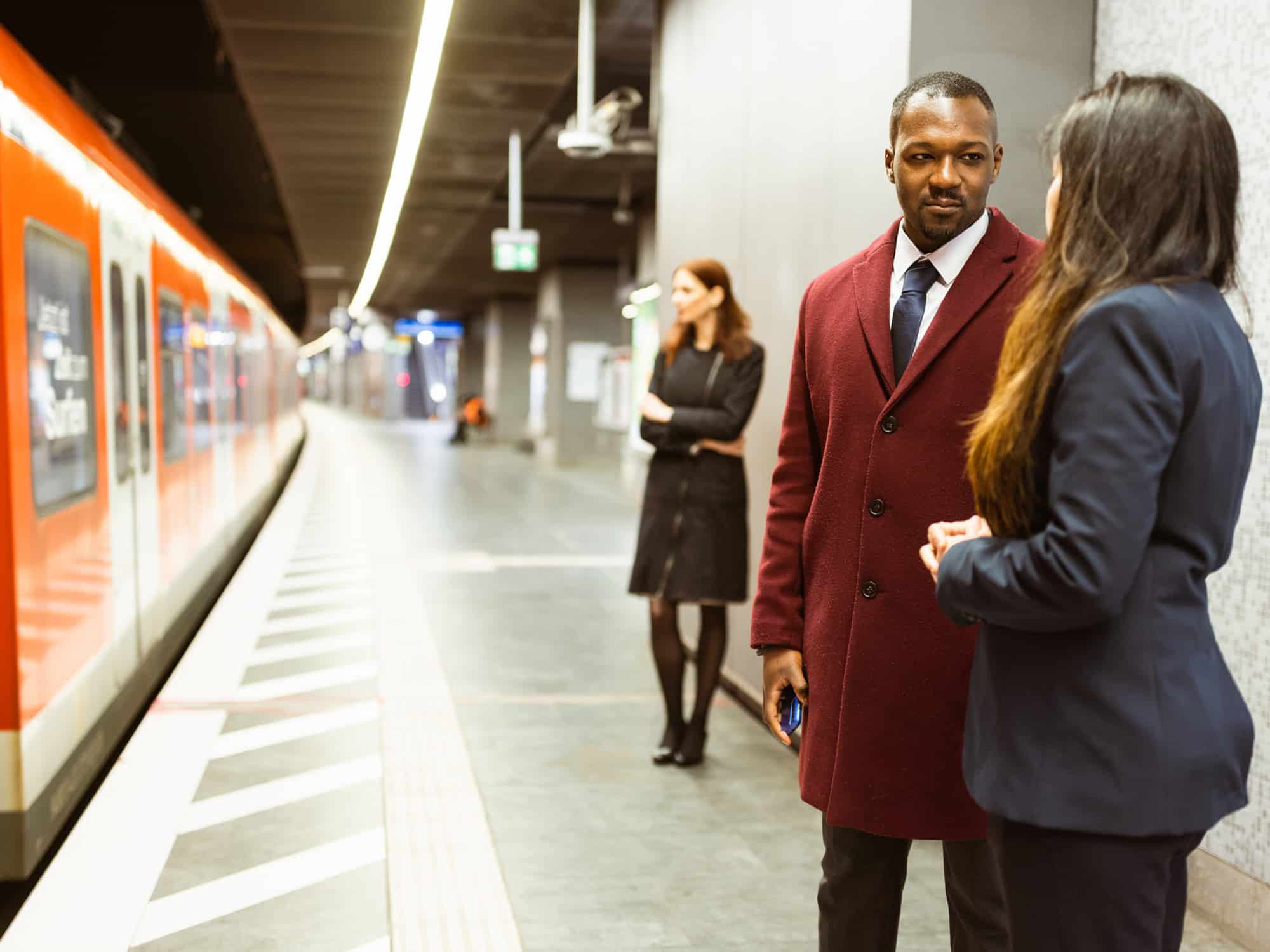 Fahrgäste auf einem S-Bahn-Bahnsteig in Frankfurt – Sicherheit im öffentlichen Nahverkehr und Personenschutz im ÖPNV