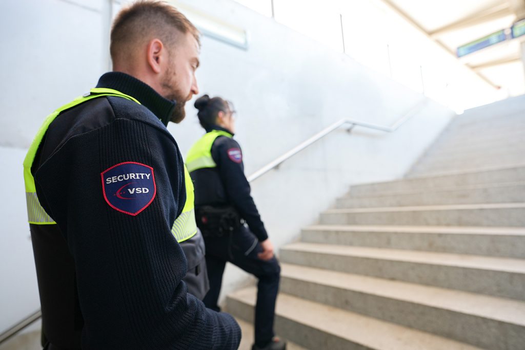 VSD Sicherheitsmitarbeiter beim Kontrollgang im Treppenbereich eines Bahnhofs – Streifendienst und Personenschutz im ÖPNV