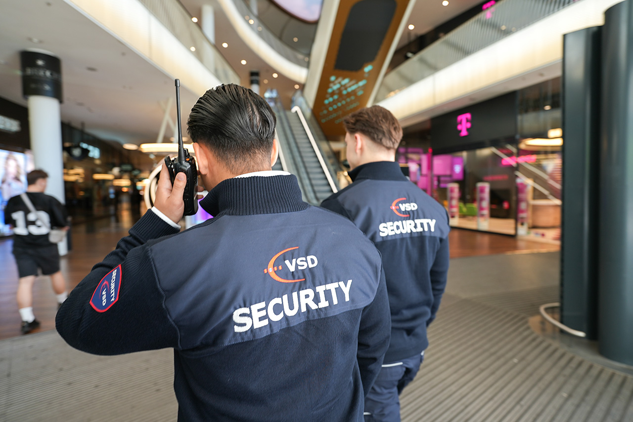 Zwei VSD Security-Mitarbeiter bei der Streife im Shopping-Center – Einzelhandelssicherheit und Centersicherheit durch regelmäßige Kontrollgänge
