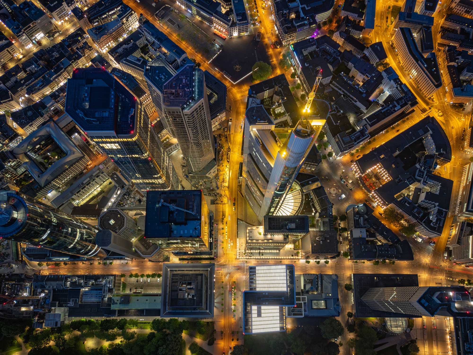 Luftaufnahme des Frankfurter Bankenviertels bei Nacht – Sicherheitsdienst Frankfurt im Herzen des Finanzzentrums