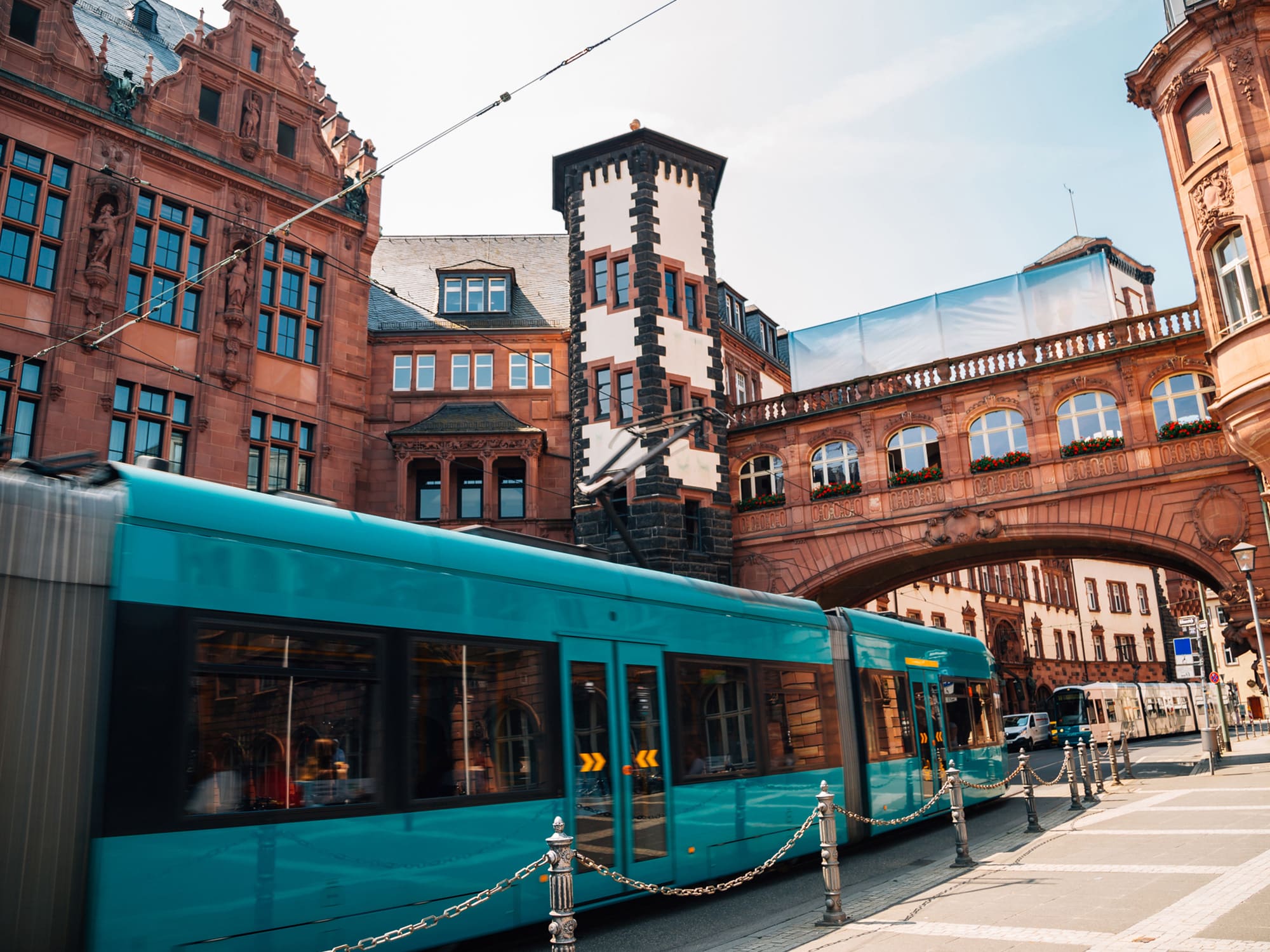 Straßenbahn der VGF in der Frankfurter Innenstadt – ÖPNV-Sicherheit und Fahrgastschutz im Nahverkehr Frankfurt